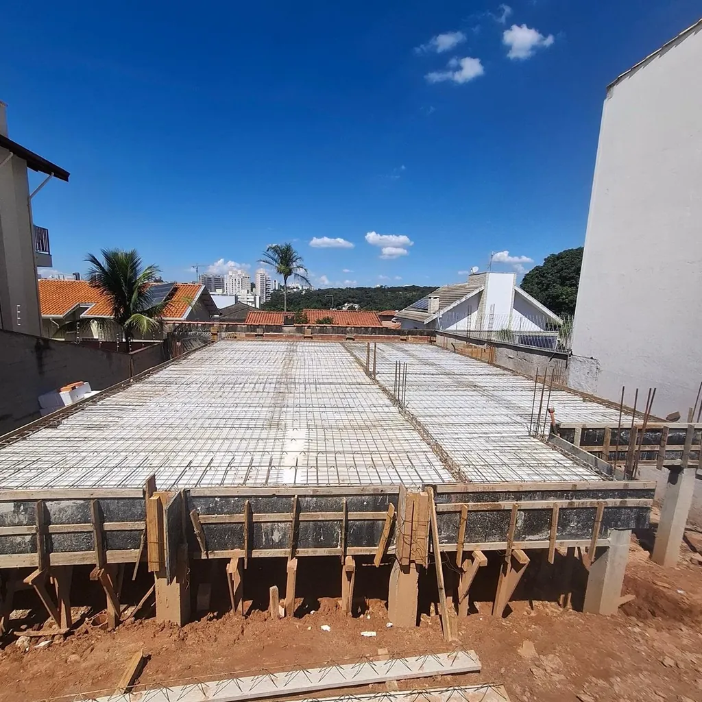 Laje em preparação com elementos de enchimento, malha de aço e formas na borda.